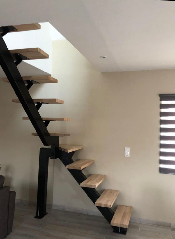 Miniature : Escalier en bois et métal, intérieur d'une maison, fenêtre à stores, la boutique du métal.