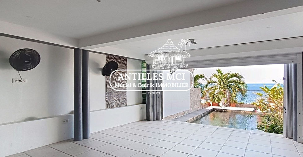 Maison à vendre à Sainte‑Luce avec piscine et vue mer – Antilles MCI