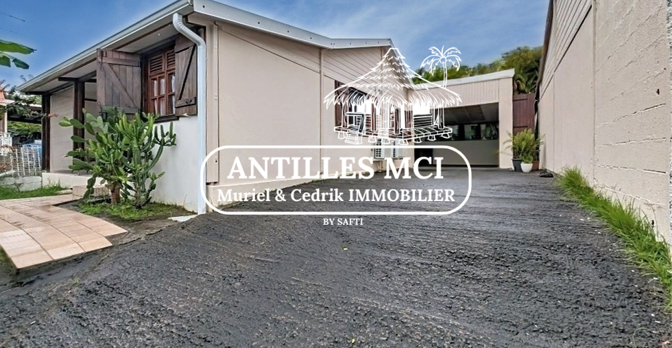 Maison de plain-pied à vendre à Rivière-Salée – façade principale avec jardin – Antilles MCI