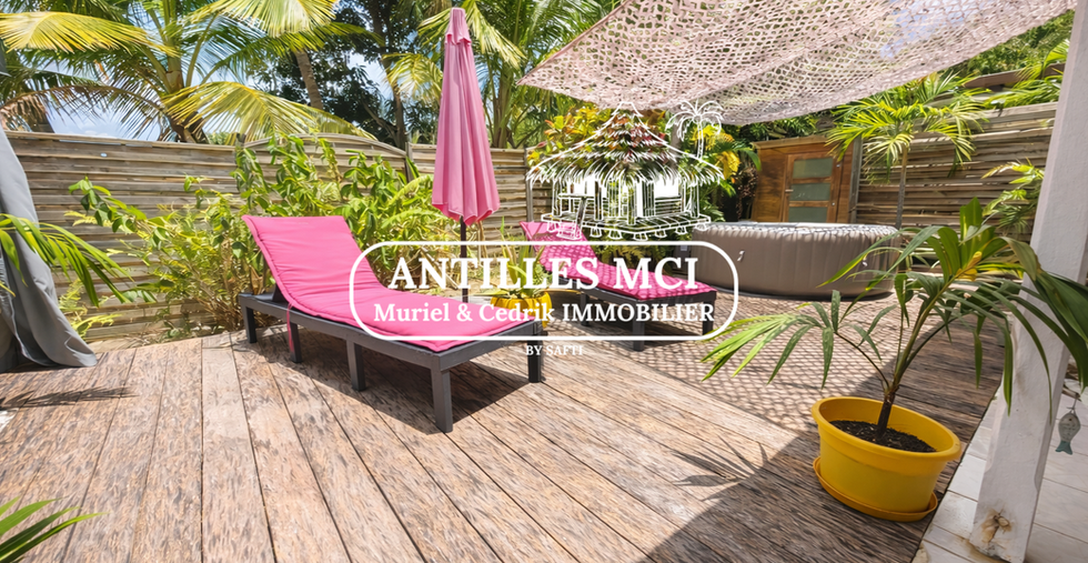 Terrasse avec espace bronzette – maison créole à vendre à Sainte-Anne Martinique proche mer – Antilles MCI
