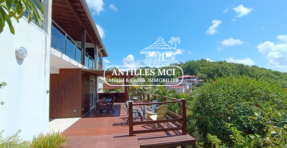 Vue générale de la maison avec jardin et piscine – Trois-Îlets – Antilles MCI

