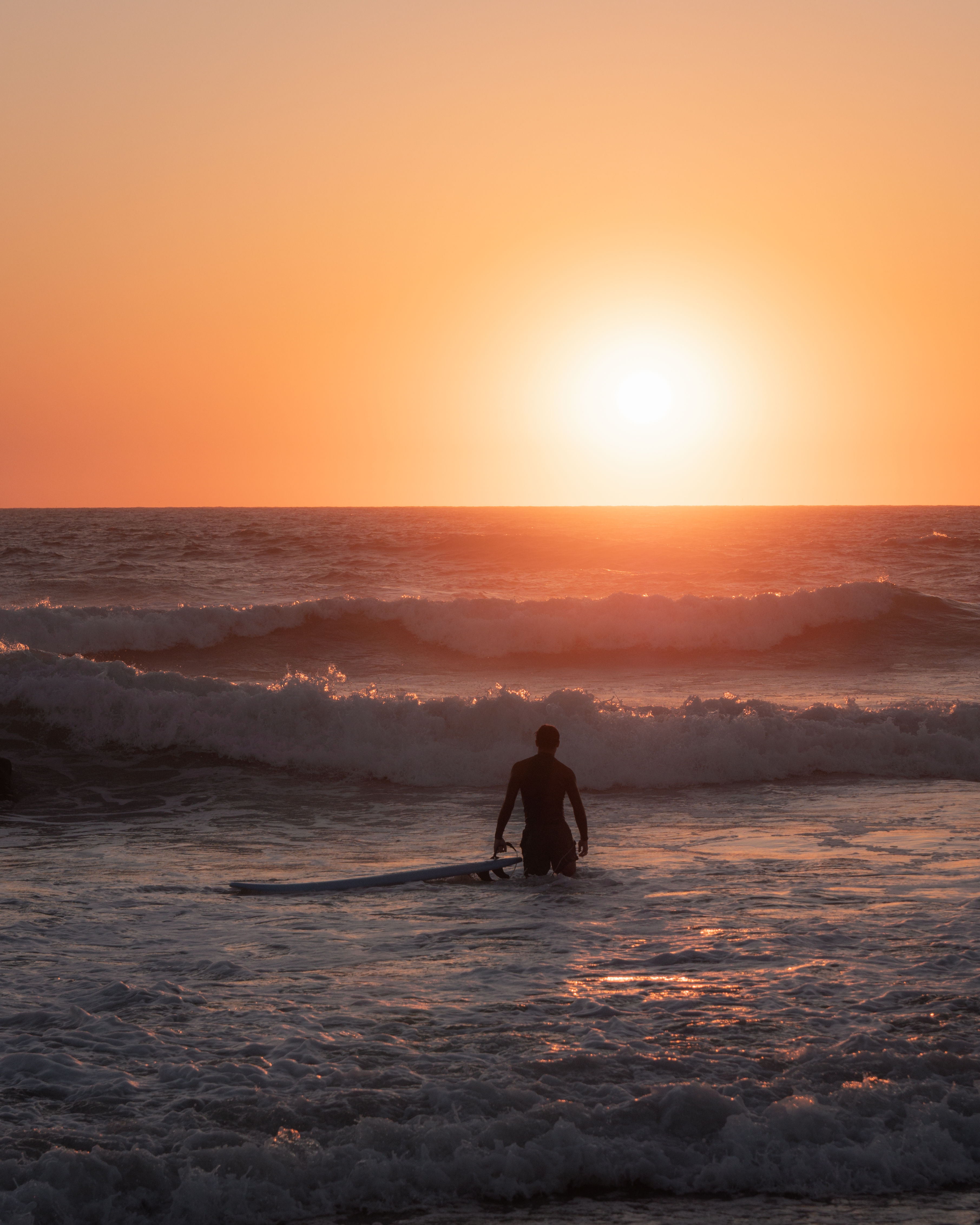 Surfeur silhouette au coucher du soleil, horizon, océan