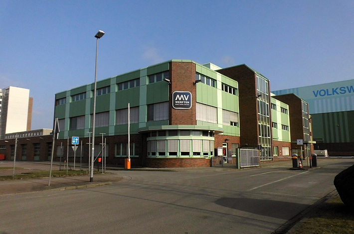 Das MV-Werften-Logo am Eingang, Feb.2017