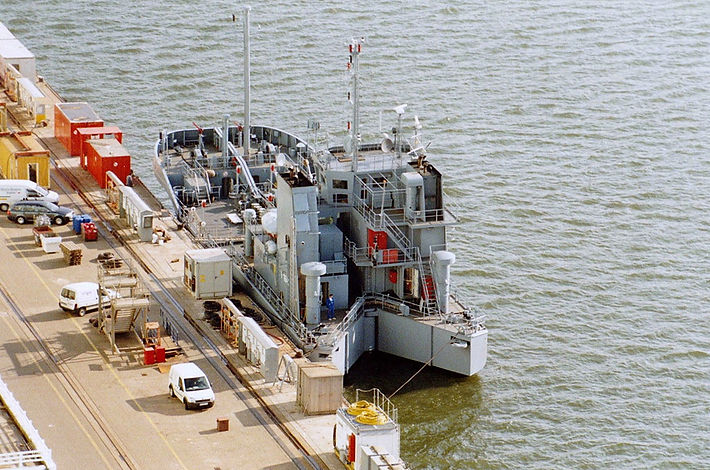 Ein Ölbekämpfungsschiff nach der Reparatur