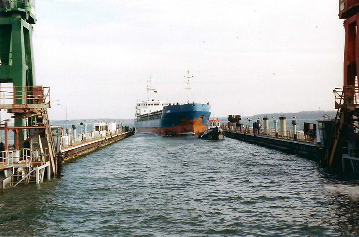 Ein Schiff wird ins Reparaturdock geschleppt, Feb. 1997