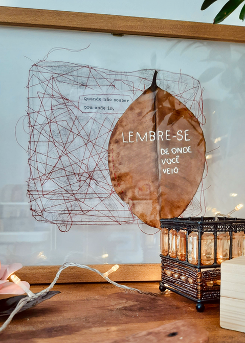 Botica de historias folhas bordadas a mão com moldura em madeira natural - 24 di 31.png