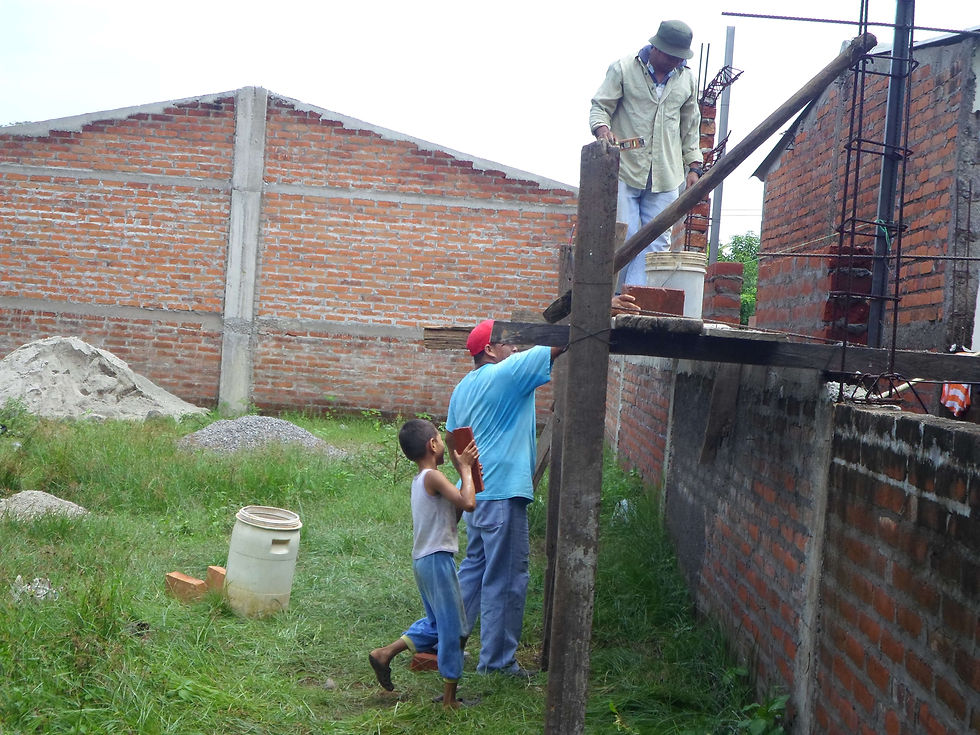 Hnos, pegando ladrillos