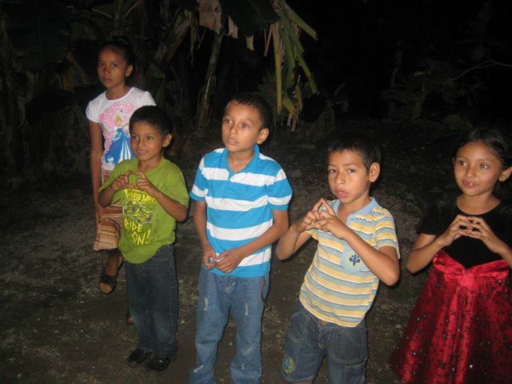 Niños haciendo dinamicas