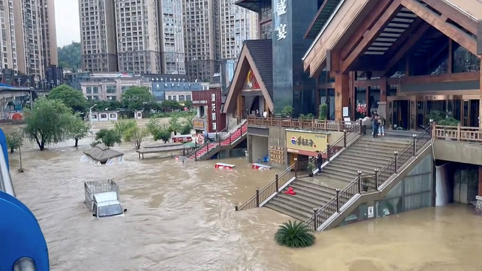 Chinese personnel swim, use boats to evacuate people in flood-hit areas