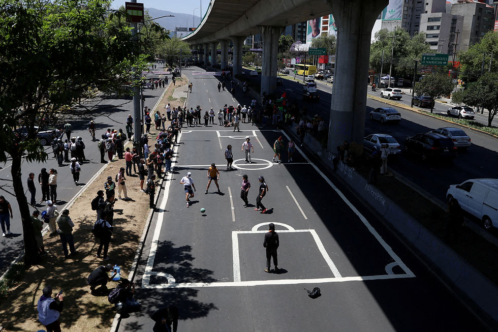 Mexico City Protesters Turn Highway Into Soccer Pitch Ahead of 2026 World Cup