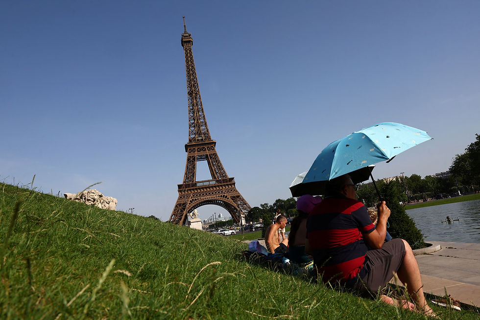 Migrants living on streets of Paris struggle in extreme heat