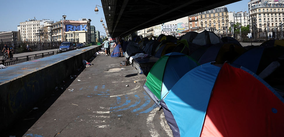 Migrants living on streets of Paris struggle in extreme heat