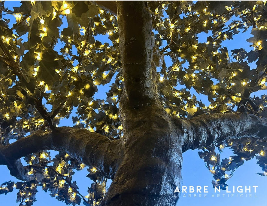un érable lumineux led de 4,5m arbre artificiel pour la décoration d'un hôtel à Rennes