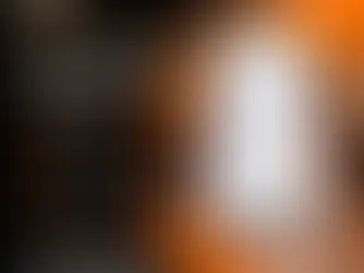 Mão segura celular com app Porto Saúde/UNIONSEG; tela com perfil, telemedicina e reembolso, em anúncio preto e laranja.