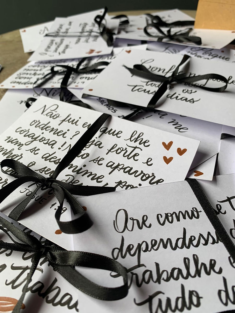 Personalização ao vivo em evento realizado para a empresa Sinal Branding com cartões de mensagens