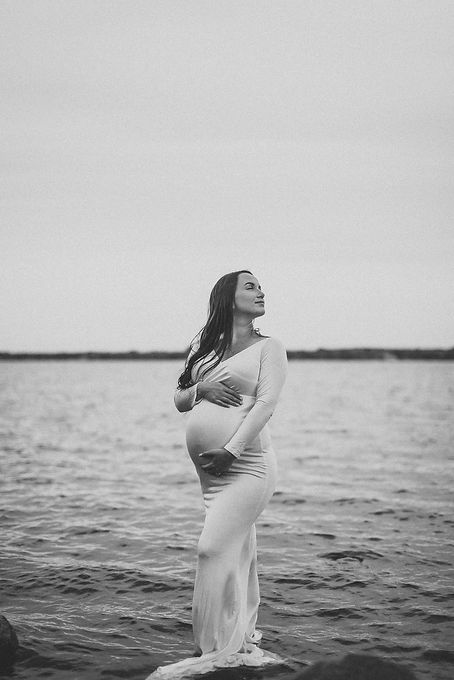 photograph of maternity mother posing in the lake