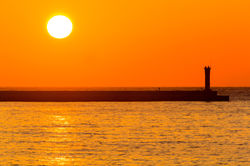 2016年05月11日 シャクリ防波堤と釣人とオレンジ