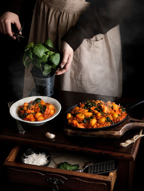 Gnocchi com molho de tomate, espinafres, tofu e queijo