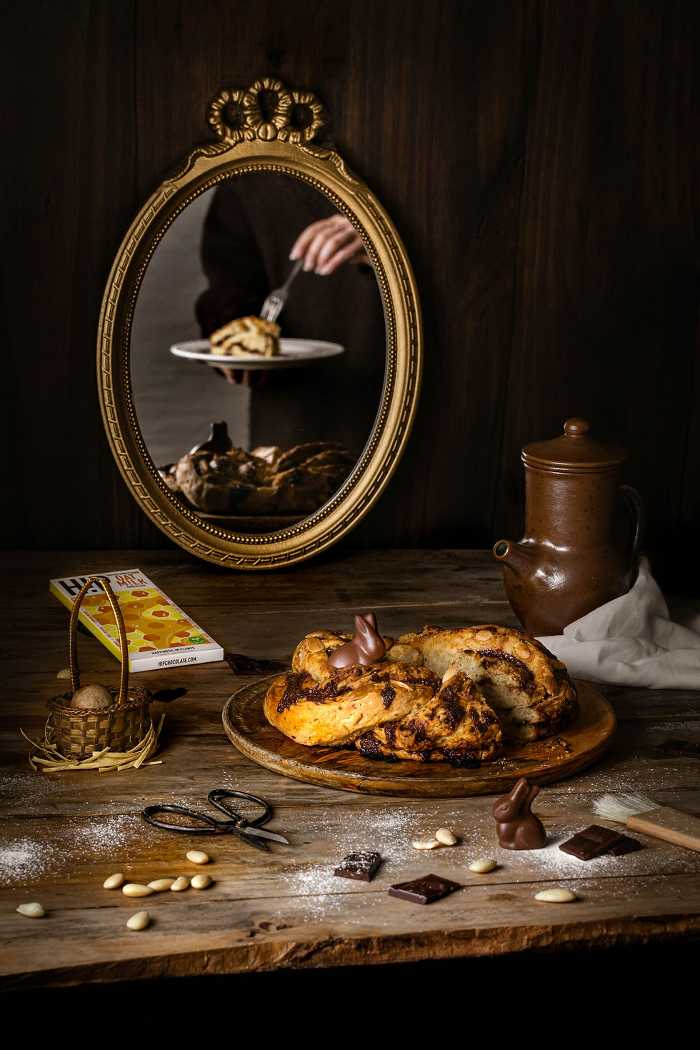 Folar vegan entrançado de chocolate e amêndoas