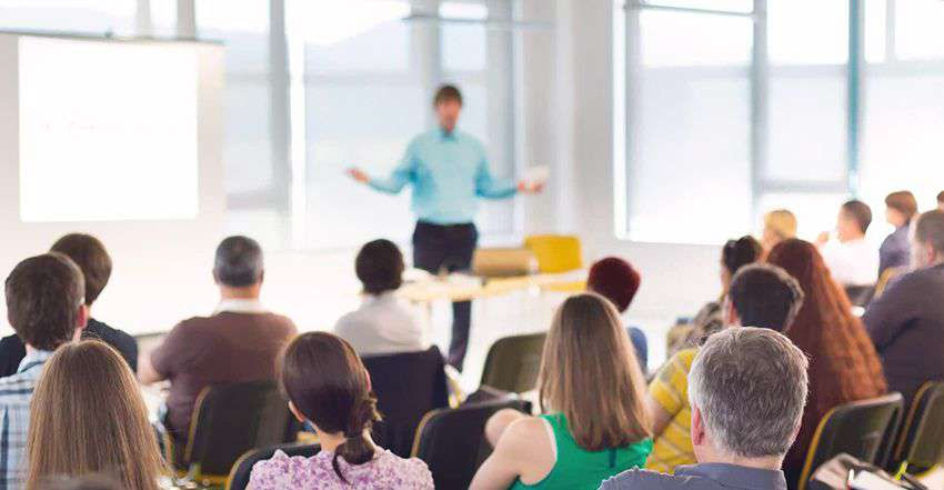 Grupo de pessoas em treinamento