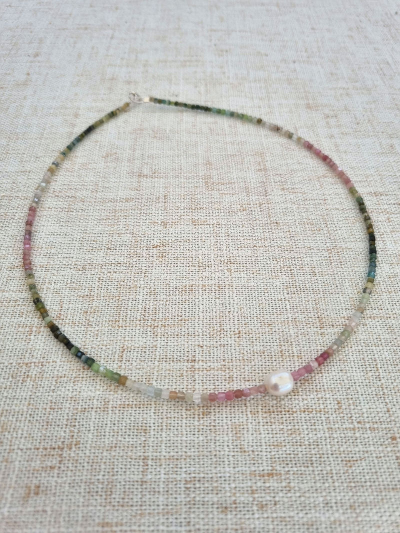 Miniaturbild: Zarte Edelsteinkette mit kleinen Perlen