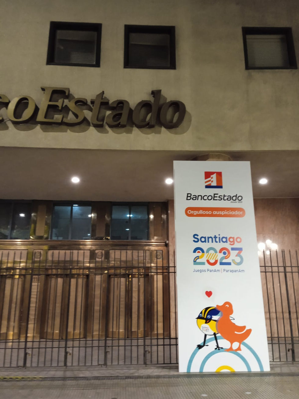 Instalación de Lienzos frontis casa matriz Bco Estado 
