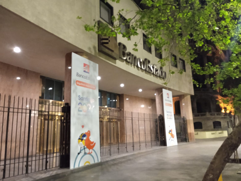 Instalación de Lienzos frontis casa matriz Bco Estado 