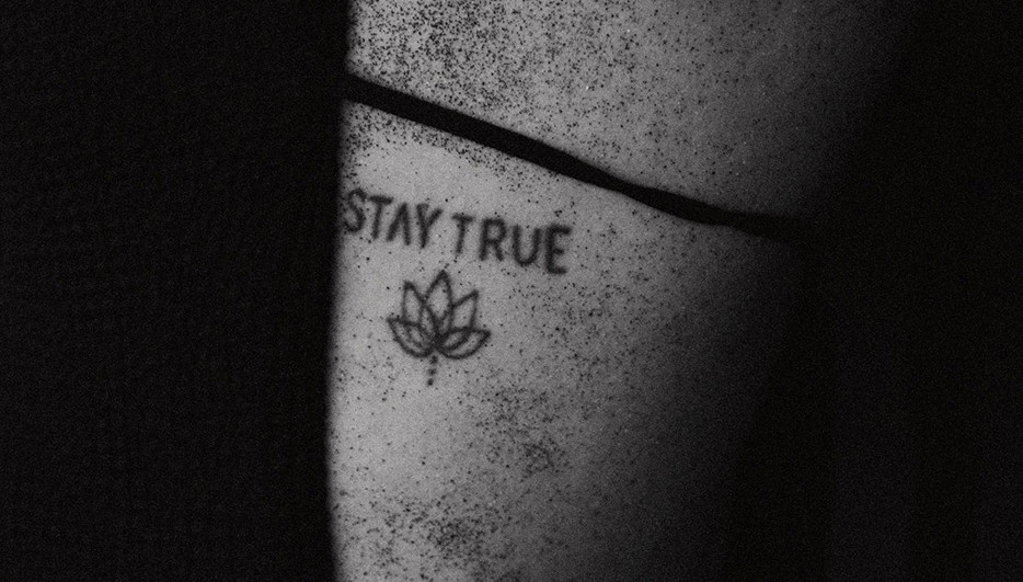 Person mit Tattoo „Stay true“ – Symbol für kontinuierliche Trauerbegleitung, innere Stärke und den eigenen Weg im Umgang mit Verlust