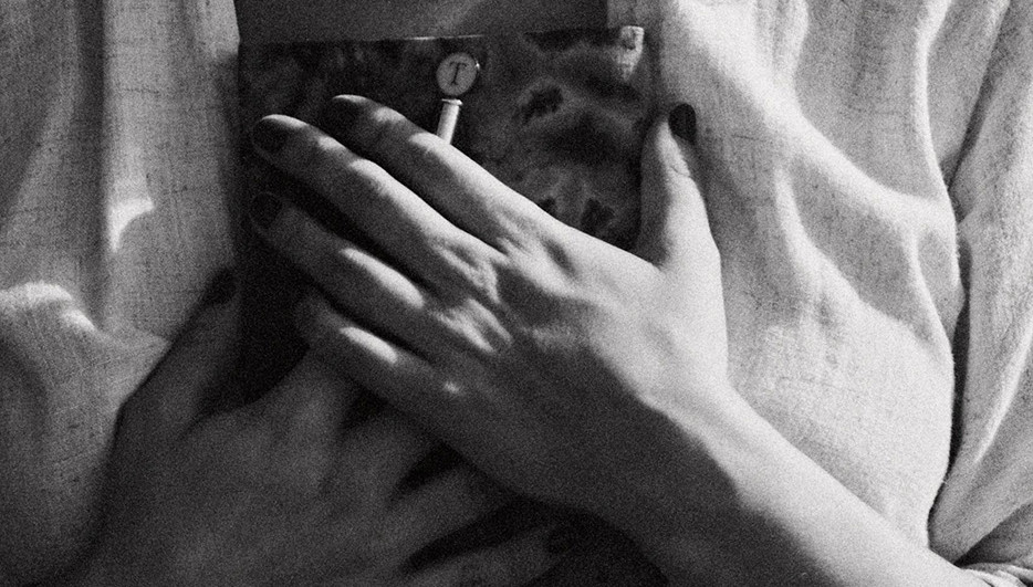 Hand liegt auf der Brust – Symbol für Trauerbegleitung, Gefühle wahrnehmen und Halt finden im Umgang mit Verlust