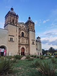 Templo de Santo Domingo de Guzmán in Oaxaca, a cultural landmark featured in our private experiences.