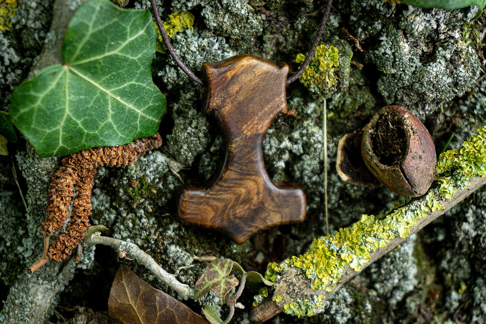 Miniaturbild: Mjölnir Anhänger aus Nuss Maserholz