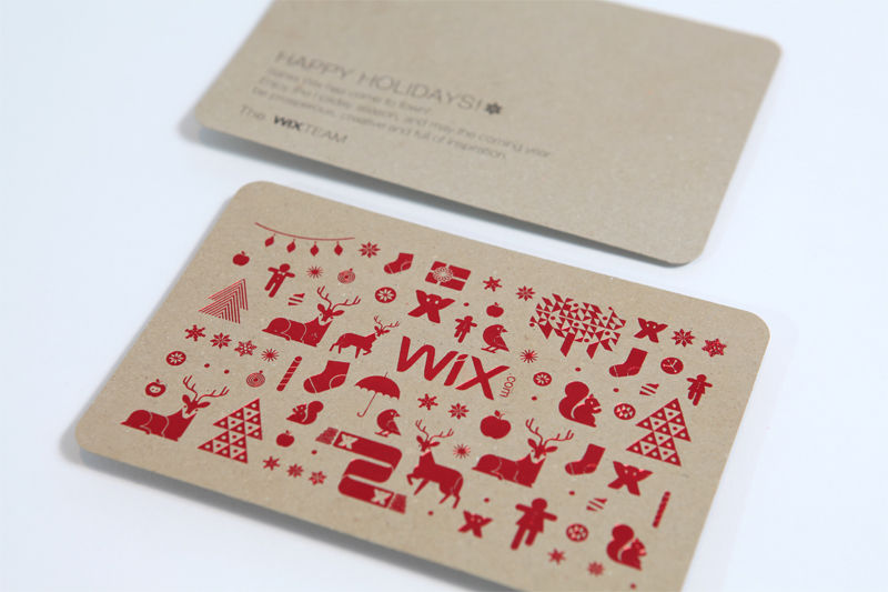 Beige Karten mit roten grafischen Symbolen und Mustern