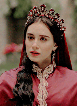 Hande Doğandemir, 32 años.gif