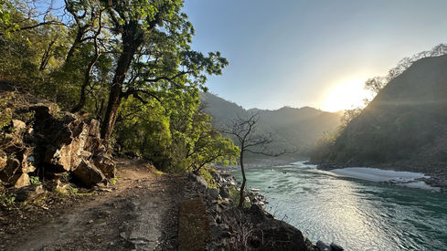 Trilha às margens do rio Ganges que usamos em nossas atividades