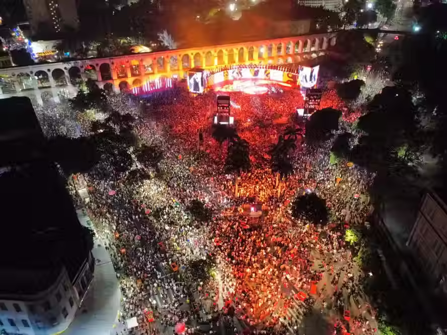 Show do cantor João Gomes reúne milhares de pessoas na Lapa (Foto: O Globo)