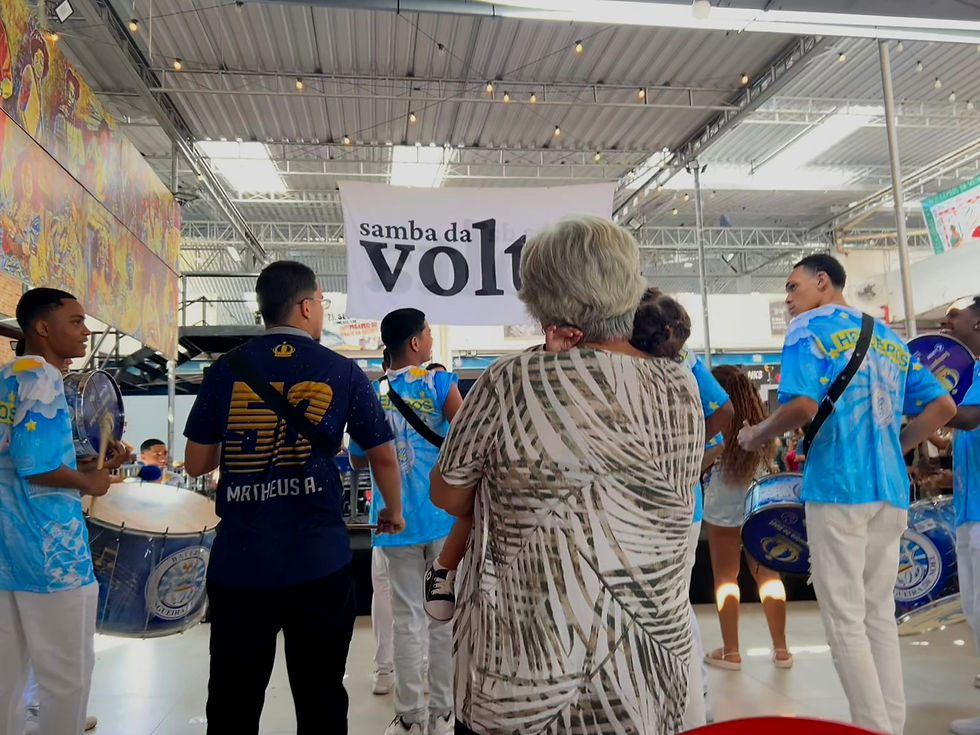 Avó e neta na distribuição de doces do Renascença Clube em 2025