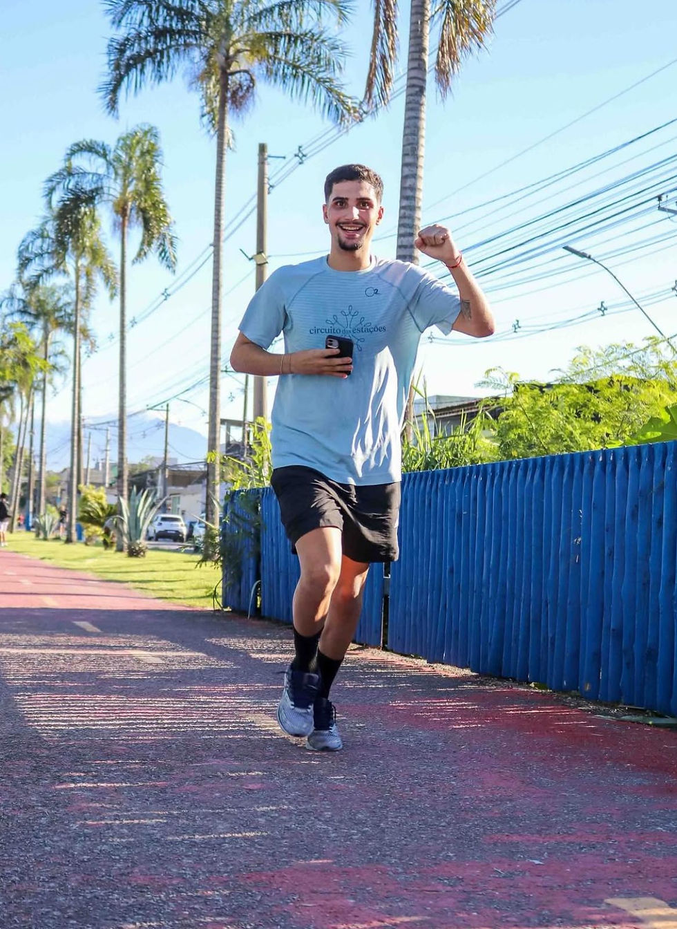 O participante Yuri em mais um treino do projeto Day Running. Segundo ele, o ponto alto do grupo é o clima leve dos encontros, que facilita a adesão e a manutenção da rotina de exercícios, tornando o esporte uma atividade prazerosa. (Foto: Arquivo pessoal)