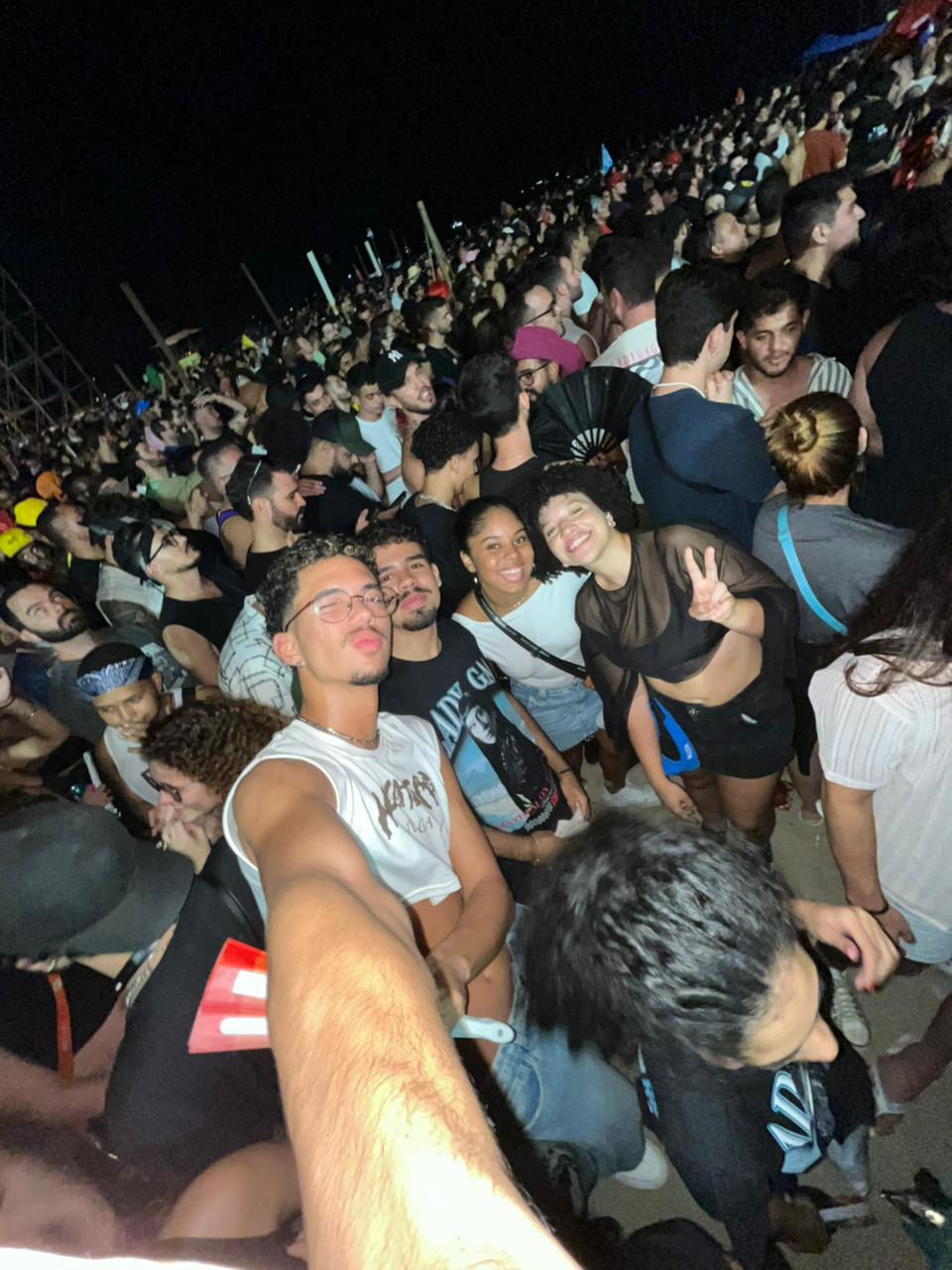 Legenda: Davi Carvalho e seus amigos no show da Lady Gaga, em Copacabana (Reprodução: Arquivo Pessoal)