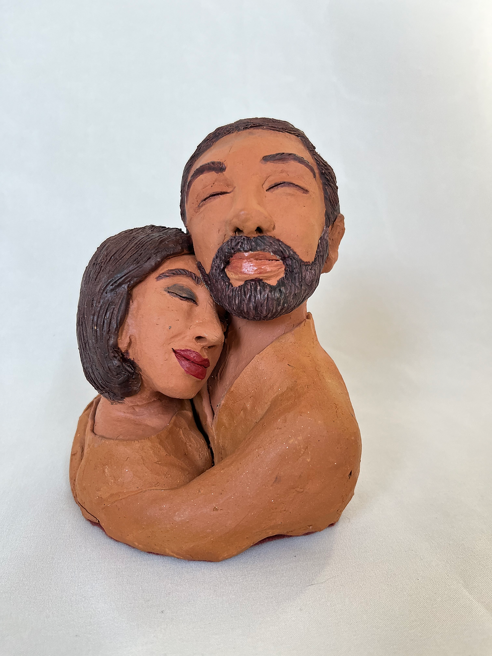 Escultura Abraço em Cerâmica