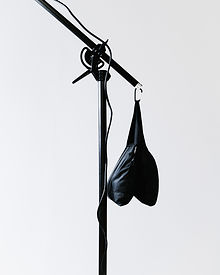 Soporte de luz con saco de arena negro de Clavícula Estudio. Alquiler plató fotográfico Madrid.