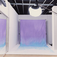 Fondo degradado lila y azul en estudio. Clavícula Estudio tiene fondos pintados para fotografia