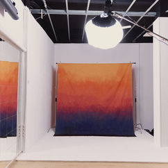 Fondo degradado naranja y azul en estudio. Clavícula Estudio tiene fondos pintados para fotografia