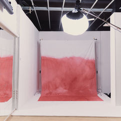 Fondo degradado blanco y rojo en estudio. Clavícula Estudio tiene fondos pintados para fotografia