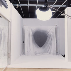 Fondo degradado gris y blanco en estudio. Clavícula Estudio tiene fondos pintados para fotografia
