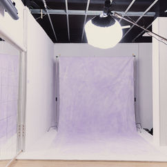 Fondo degradado lila en estudio. Clavícula Estudio tiene fondos pintados para fotografia