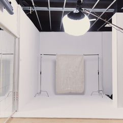 Fondo degradado blanco en estudio. Clavícula Estudio tiene fondos pintados para fotografia