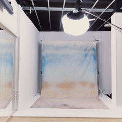Fondo degradado beige y azul en estudio. Clavícula Estudio tiene fondos pintados para fotografia