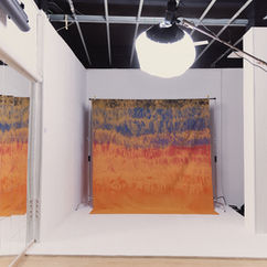 Fondo degradado naranja, rojo y azul en estudio. Clavícula Estudio para fotografo profesional Madrid