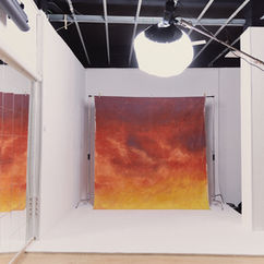 Fondo degradado rojo y amarillo en estudio. Clavícula Estudio tiene fondos pintados para fotografia