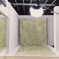 Fondo degradado verde en estudio. Clavícula Estudio tiene fondos pintados para fotografia